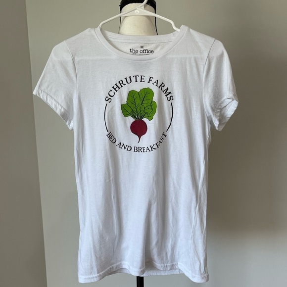 The Office Schrutte farms bed and breakfast tee shirt in a size medium TV - Picture 3 of 13